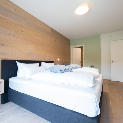 Gemütliches Doppelbett in Ferienwohnung in Garmisch-Partenkirchen