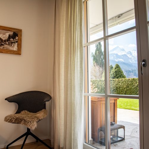 Blick von unten auf die Berge in Ferienwohnung in Garmisch-Partenkirchen