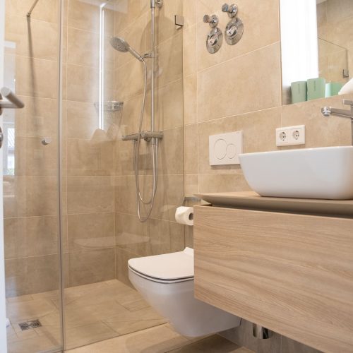 Modernes Badezimmer mit Waschbecken und Holzschrank in Ferienwohnung in Garmisch-Partenkirchen