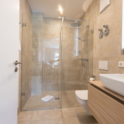 Große Dusche mit Glas-Trennwand in Ferienwohnung in Garmisch-Partenkirchen