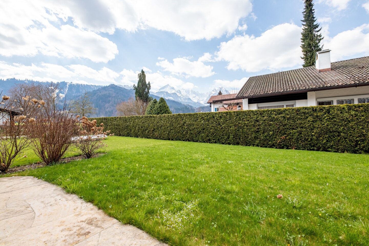 Garten mit Hecke an Ferienwohnung in Garmisch-Partenkirchen