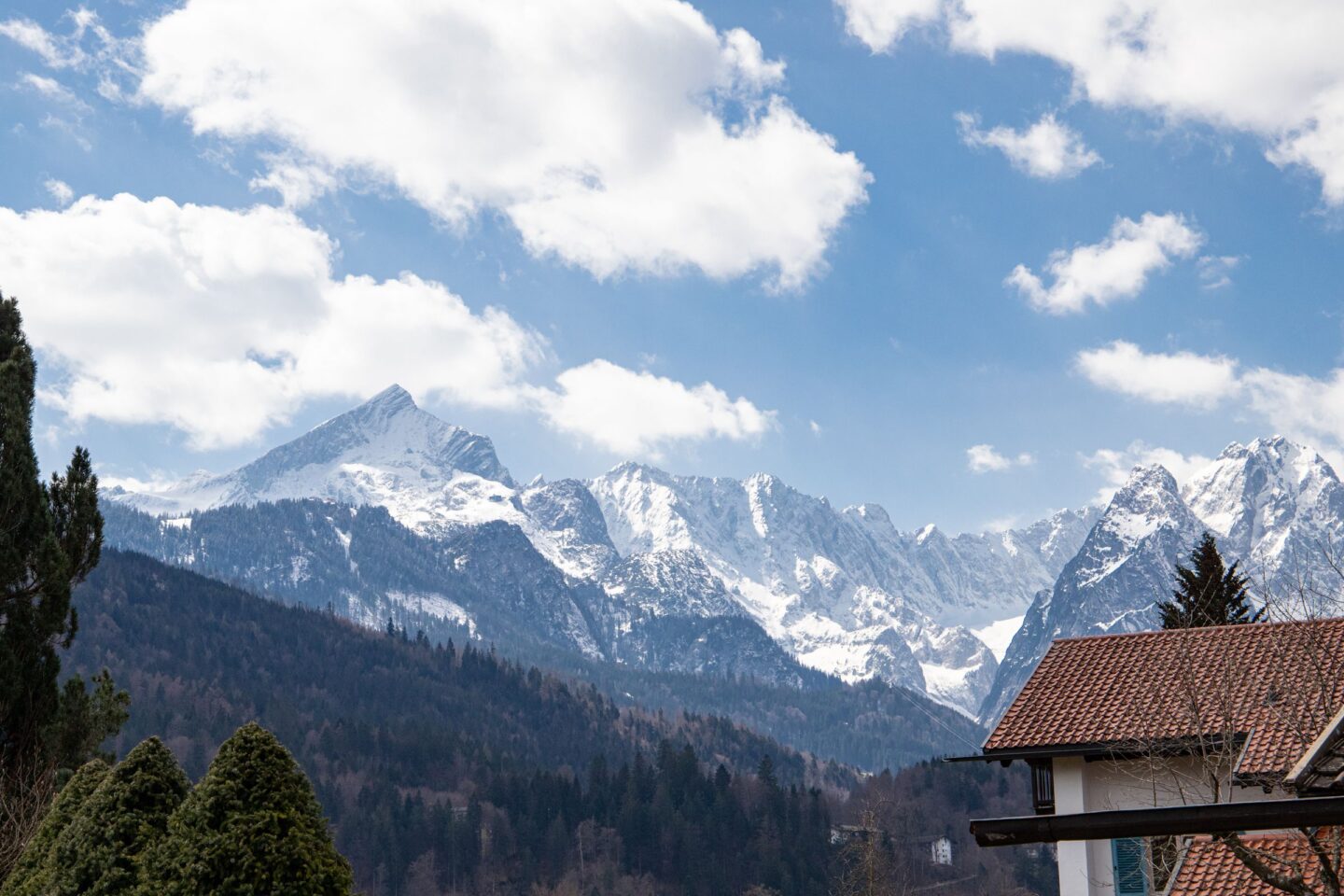 Die verschneiten Berge von Garmisch-Partenkirchen