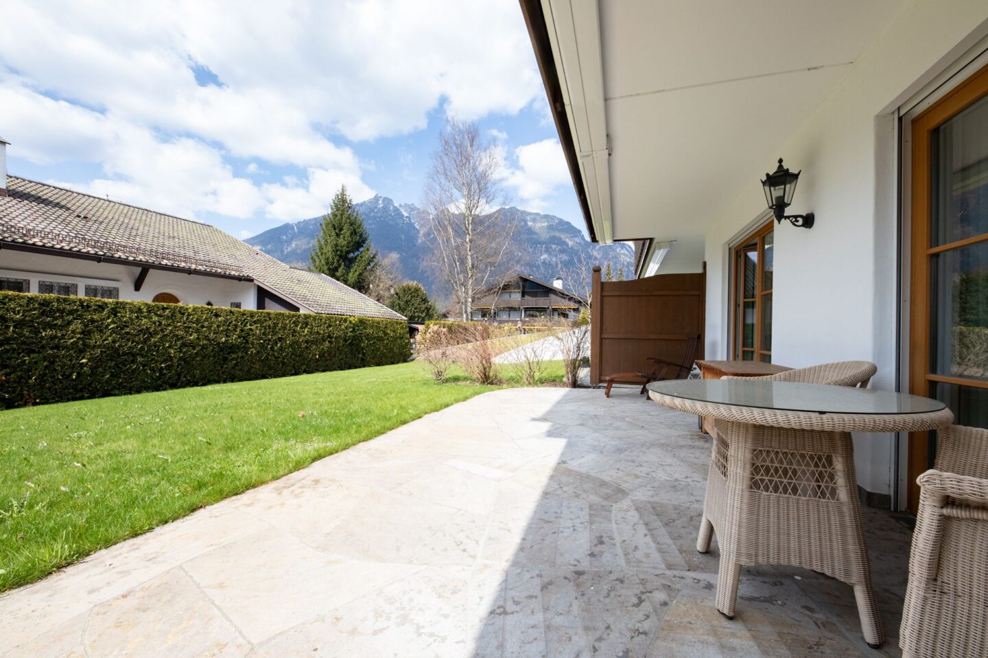 Terrasse mit kleiner Grünfläche in Ferienwohnung in Garmisch-Partenkirchen