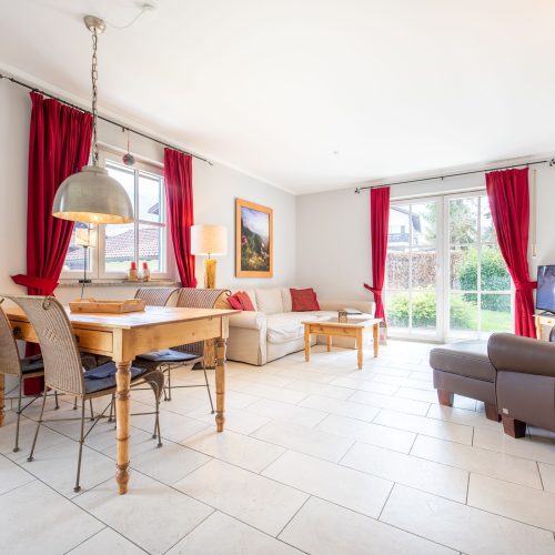 Sofa und Esstisch in Ferienwohnung in Garmisch-Partenkirchen