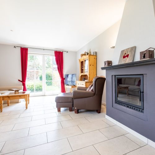 Kamin uns Sofa in Ferienwohnung in Garmisch-Partenkirchen