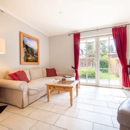 Sofa mit Stehlampe in Ferienwohnung in Garmisch-Partenkirchen