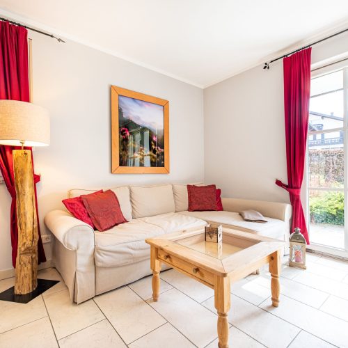 Sofa mit Couchtisch in Ferienwohnung in Garmisch-Partenkirchen