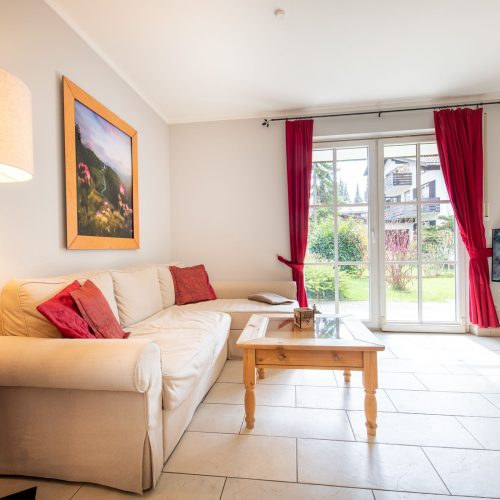 Sofa mit roten Kissen in Ferienwohnung in Garmisch-Partenkirchen