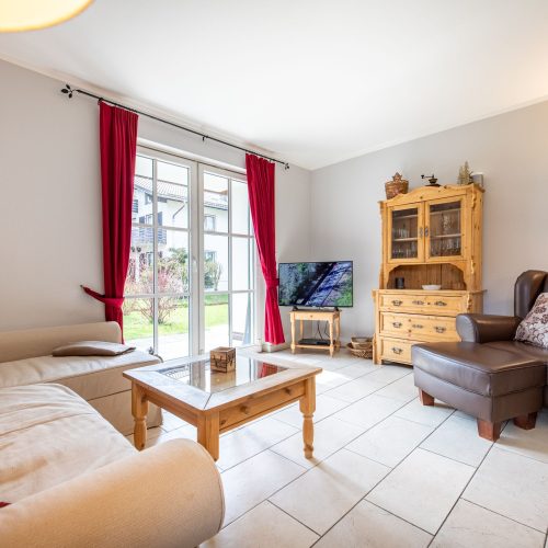 Wohnzimmer mit Sessel in Ferienwohnung in Garmisch-Partenkirchen