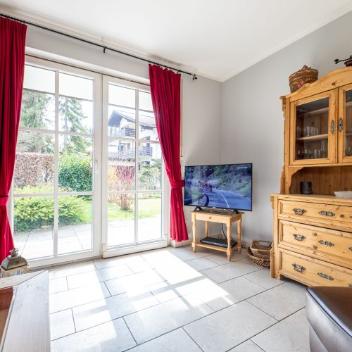 Vitrine mit Fernseher in Ferienwohnung in Garmisch-Partenkirchen