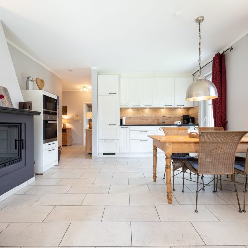 Esszimmer mit Kamin in Ferienwohnung in Garmisch-Partenkirchen