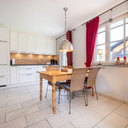 Esszimmer mit Stühlen in Ferienwohnung in Garmisch-Partenkirchen