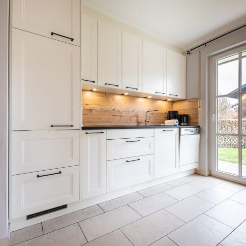 Küche in weiß in Ferienwohnung in Garmisch-Partenkirchen