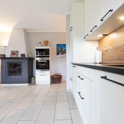Küche mit Kamin in Ferienwohnung in Garmisch-Partenkirchen