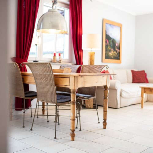 Esstisch und Sofa in Ferienwohnung in Garmisch-Partenkirchen