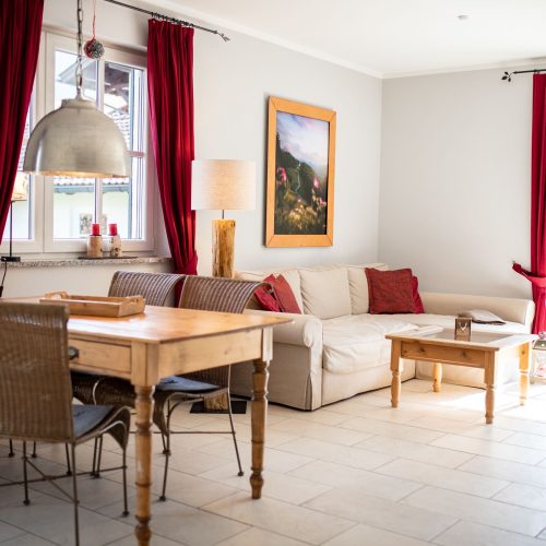 Sofa in creme Farben in Ferienwohnung in Garmisch-Partenkirchen