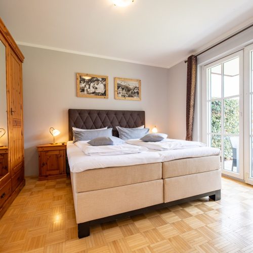 Schlafzimmer mit Nachttisch in Ferienwohnung in Garmisch-Partenkirchen