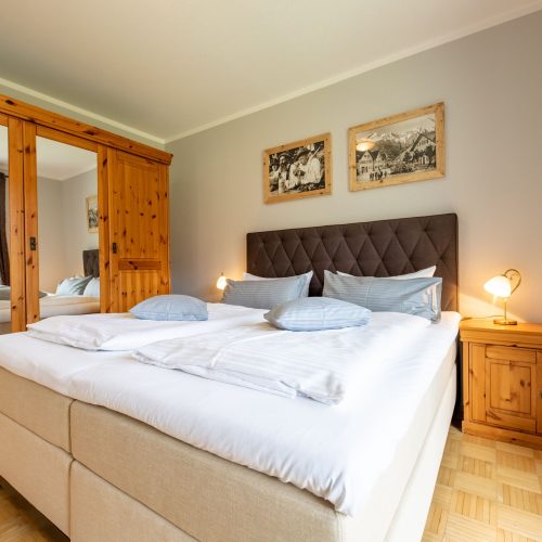 Schlafzimmer mit Spiegel in Ferienwohnung in Garmisch-Partenkirchen