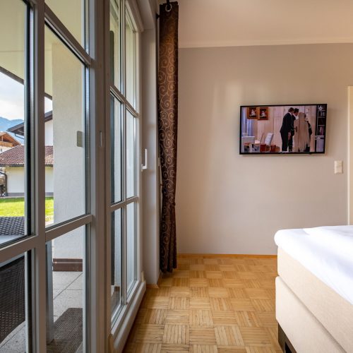 Schlafzimmer mit Fernseher in Ferienwohnung in Garmisch-Partenkirchen