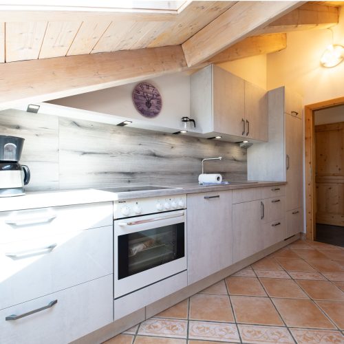 Küche mit Dachschräge in Ferienwohnung in Garmisch-Partenkirchen