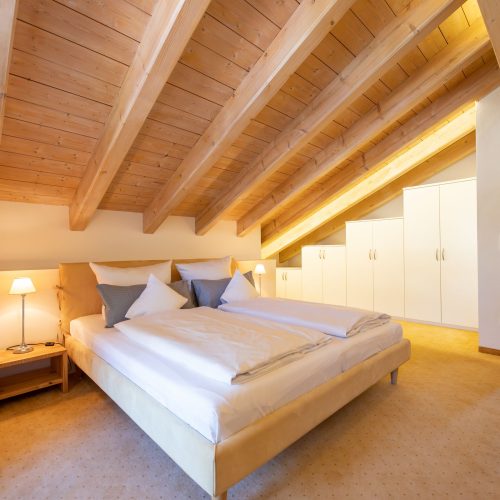 Doppelbett unter Dachschräge in Ferienwohnung in Garmisch-Partenkirchen