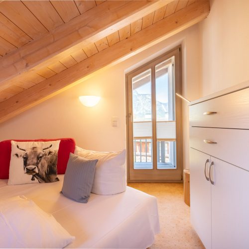 Schlafsofa mit Kuhkissen in Ferienwohnung in Garmisch-Partenkirchen