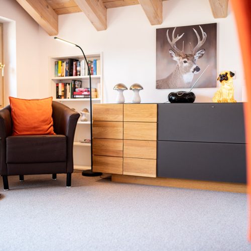 Sessel und Buchregal in Ferienwohnung in Garmisch-Partenkirchen