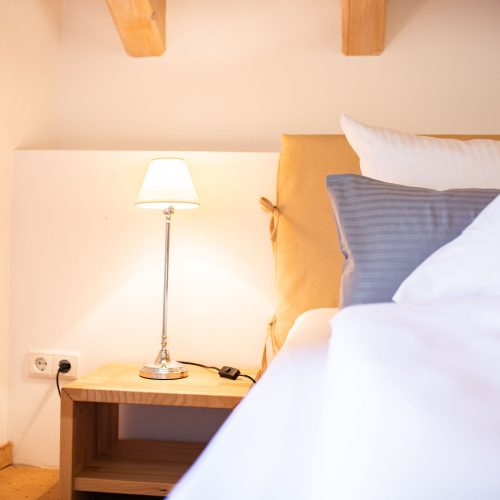 Schlafzimmer mit kuscheligen Kissen in Ferienwohnung in Garmisch-Partenkirchen