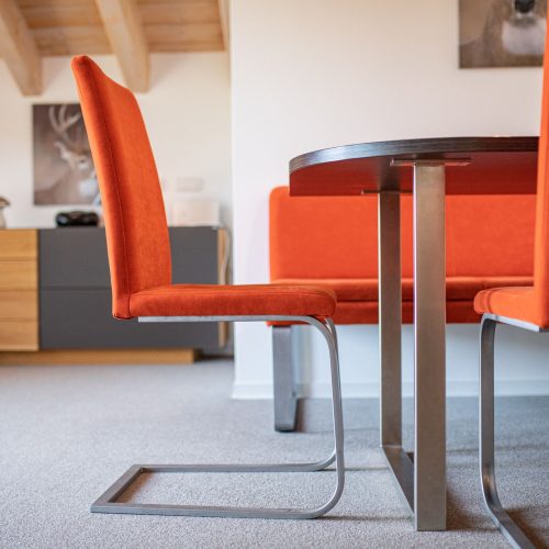 Essbereich mit roten Stühlen in Ferienwohnung in Garmisch-Partenkirchen