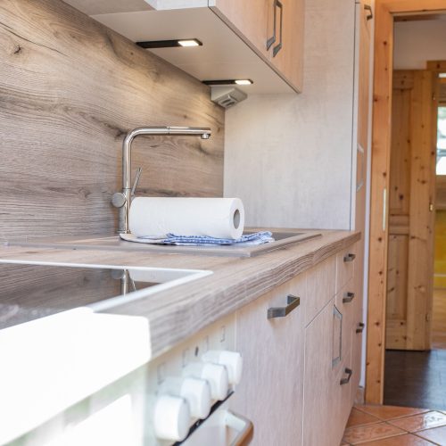 Küche gegenüber vom Badezimmer in Ferienwohnung in Garmisch-Partenkirchen
