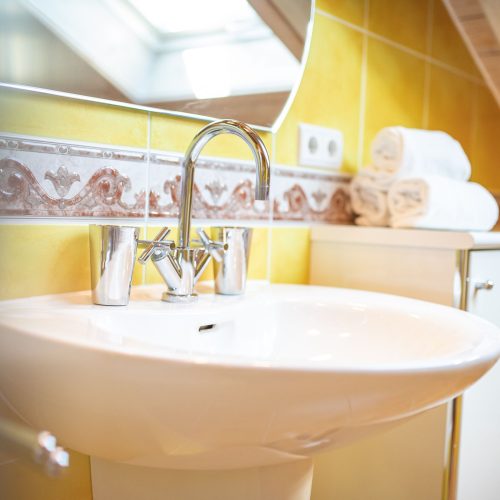 Waschbecken im gelben Badezimmer in Ferienwohnung in Garmisch-Partenkirchen