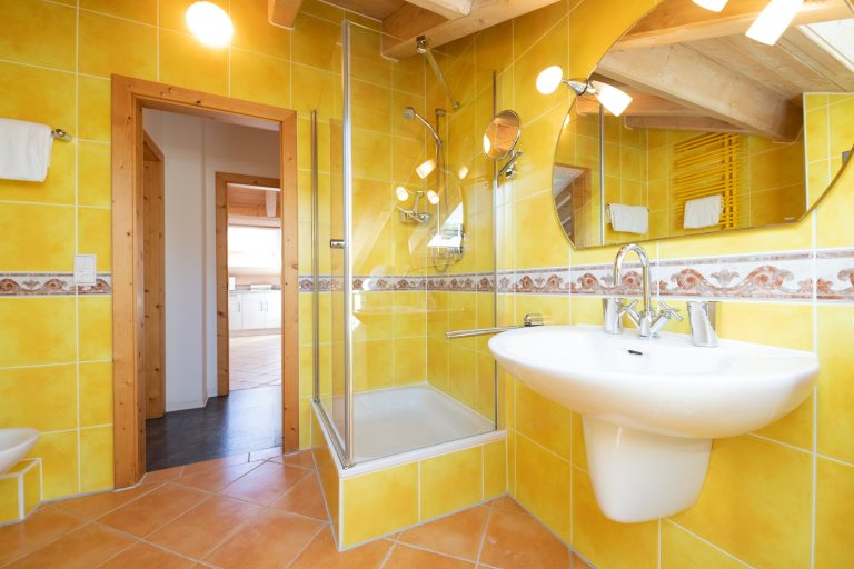 Gelbes Badezimmer in Ferienwohnung in Garmisch-Partenkirchen