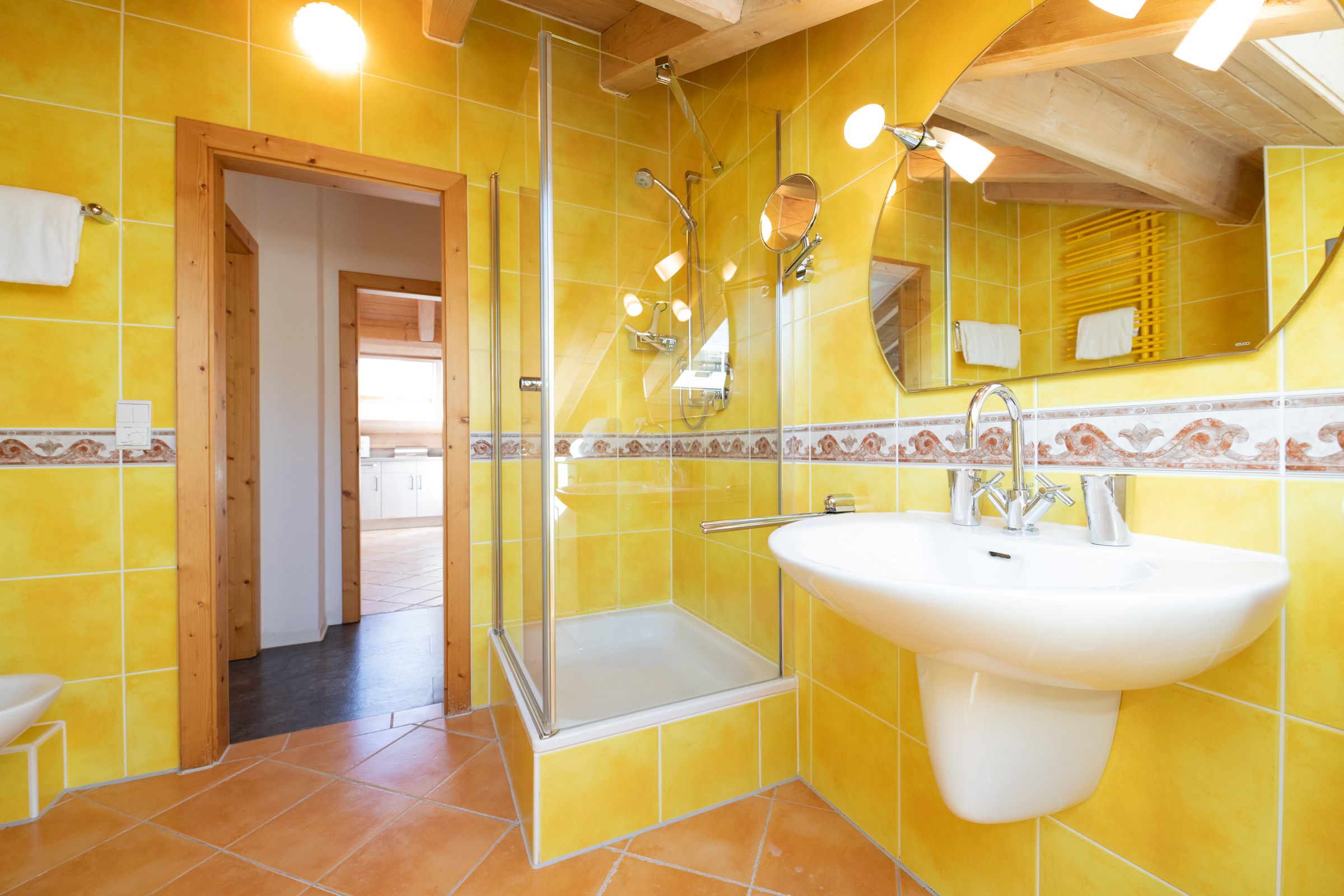 Gelbes Badezimmer in Ferienwohnung in Garmisch-Partenkirchen