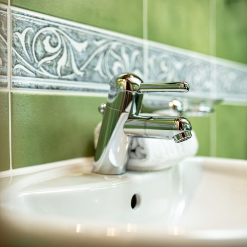 Traditionelles Badezimmer in Ferienwohnung in Garmisch-Partenkirchen