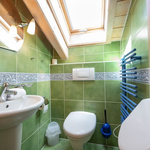 Traditionelles Badezimmer in Ferienwohnung in Garmisch-Partenkirchen