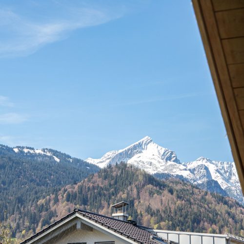 Die verschneite Zugspitze von Garmisch-Partenkirchen