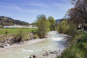 Fluss mit Strömung unter blauem Himmel in Garmisch-Partenkirchen