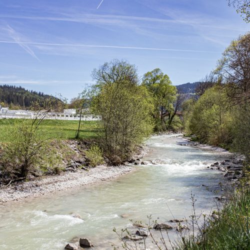 Fluss mit Strömung unter blauem Himmel in Garmisch-Partenkirchen