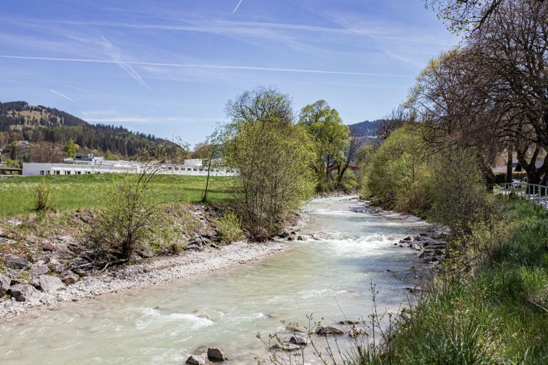 Fluss mit Strömung unter blauem Himmel in Garmisch-Partenkirchen