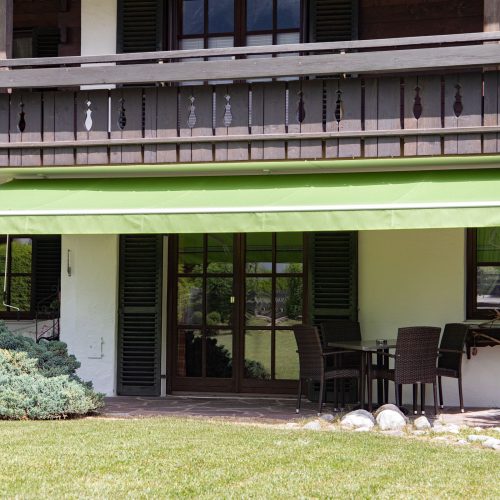 Außenbereich mit grüner Überdachung in Ferienwohnung in Garmisch-Partenkirchen