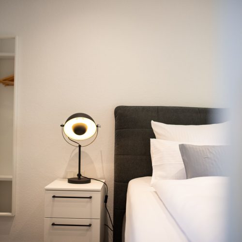 Helle Nachttischlampe in Ferienwohnung in Garmisch-Partenkirchen