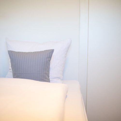 Einzelbett mit Kissen in Ferienwohnung in Garmisch-Partenkirchen
