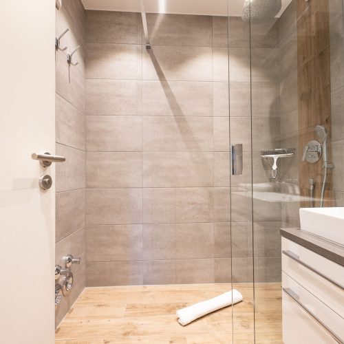 Geräumige Dusche mit Glaswand in Ferienwohnung in Garmisch-Partenkirchen