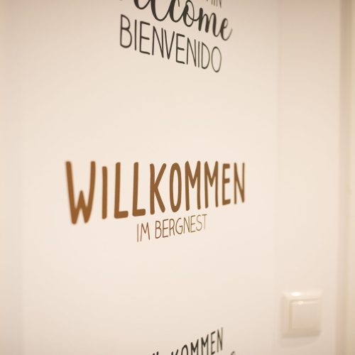 "Willkommen im Bergnest" Schrift in Ferienwohnung in Garmisch-Partenkirchen