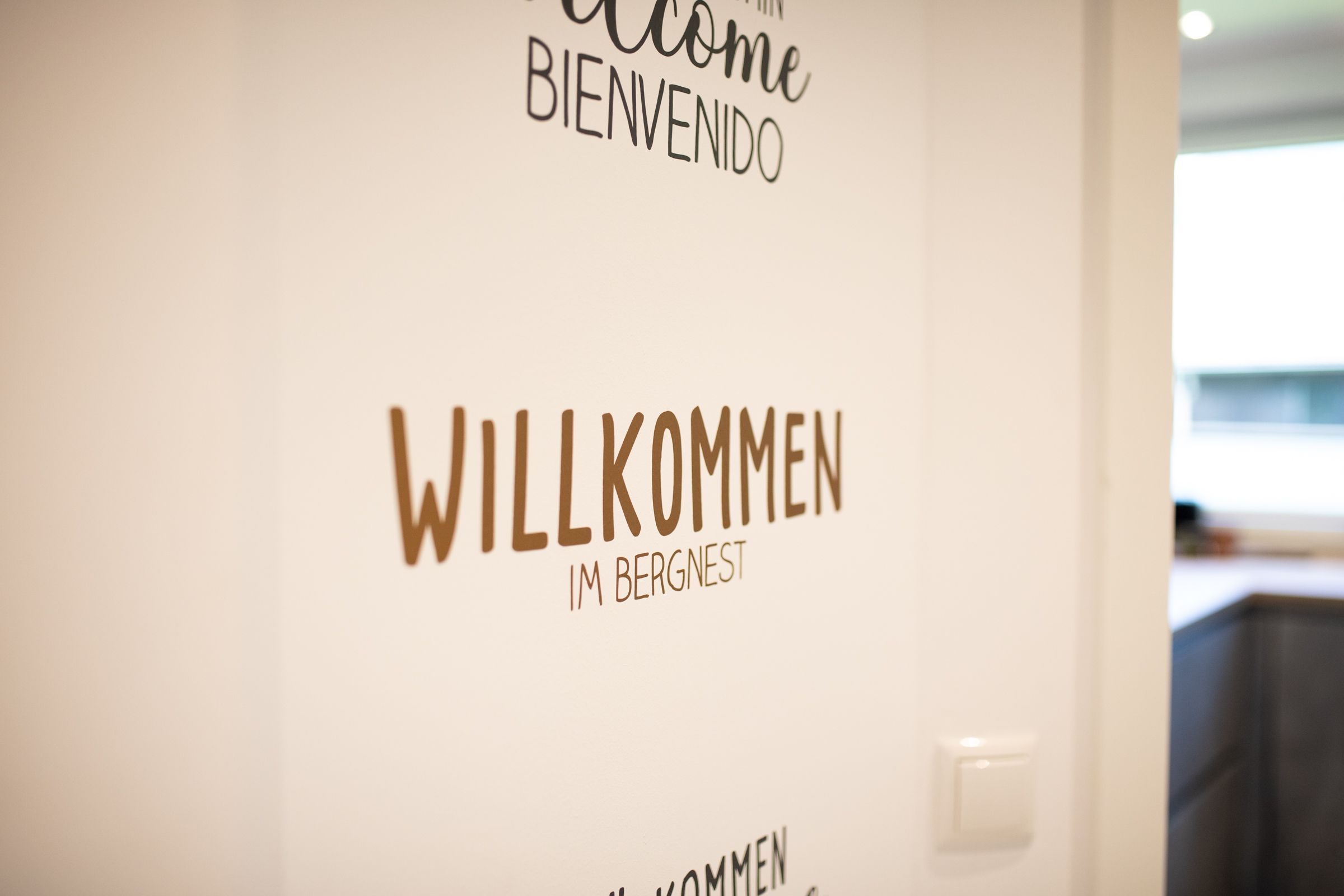 "Willkommen im Bergnest" Schrift in Ferienwohnung in Garmisch-Partenkirchen