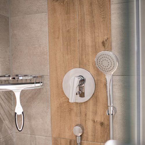 Stilvolle Dusche in Ferienwohnung in Garmisch-Partenkirchen