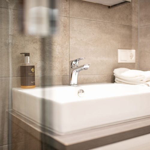 Modernes Waschbecken in Ferienwohnung in Garmisch-Partenkirchen