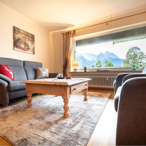 Wohnzimmer mit Tisch in Ferienwohnung in Garmisch-Partenkirchen