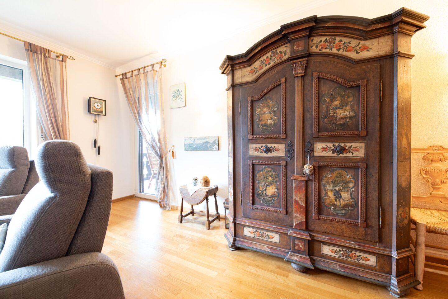 Wohnzimmer mit Schrank in Ferienwohnung in Garmisch-Partenkirchen