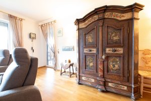 Wohnzimmer mit Schrank in Ferienwohnung in Garmisch-Partenkirchen